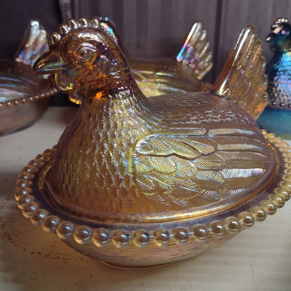 Beautiful vintage carnival glass hen on nest. - Picture 2 of 2